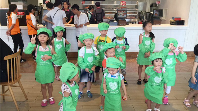 BBunion国际早教泉州中骏中心活动花絮：齐聚KFC，争当小厨师